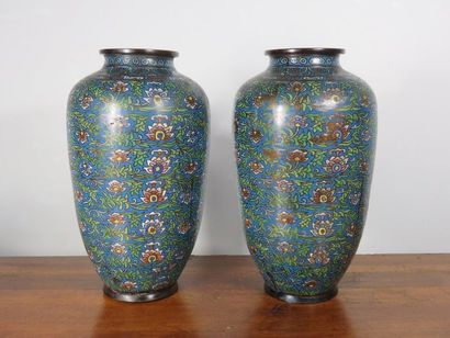 CHINE Paire de vases piriformes en bronze...