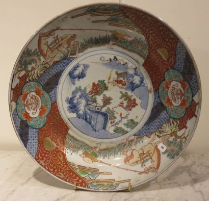 JAPON Grand plat rond en porcelaine à décor...