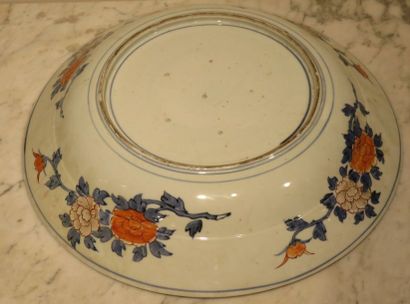 JAPON Grand plat rond en porcelaine à décor...