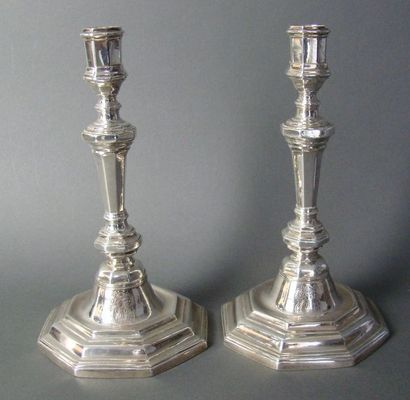 PAIRE DE FLAMBEAUX en argent. PARIS, Antoine...