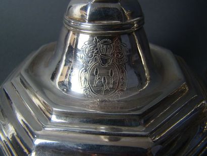PAIRE DE FLAMBEAUX en argent. PARIS, Antoine...