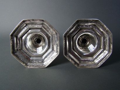 PAIRE DE FLAMBEAUX en argent. PARIS, Antoine...