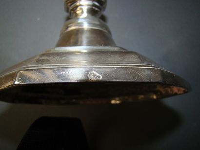 PAIRE DE FLAMBEAUX en argent. PARIS, Antoine...