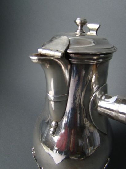 CAFETIERE en laiton argenté. Probablement...