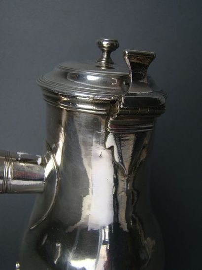 CAFETIERE en laiton argenté. Probablement...