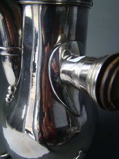 CAFETIERE en laiton argenté. Probablement...