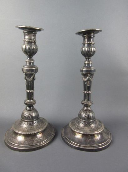 PAIRE DE FLAMBEAUX avec des bobèches en argent....