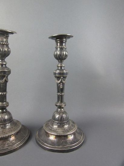 PAIRE DE FLAMBEAUX avec des bobèches en argent....