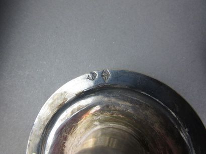 PAIRE DE FLAMBEAUX avec des bobèches en argent....