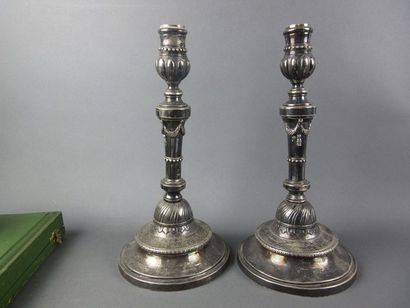 PAIRE DE FLAMBEAUX avec des bobèches en argent....