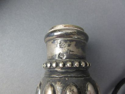 PAIRE DE FLAMBEAUX avec des bobèches en argent....