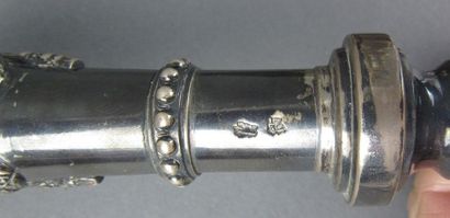 PAIRE DE FLAMBEAUX avec des bobèches en argent....