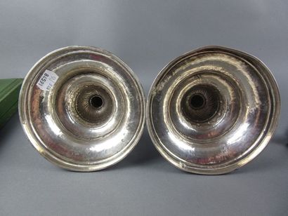 PAIRE DE FLAMBEAUX avec des bobèches en argent....