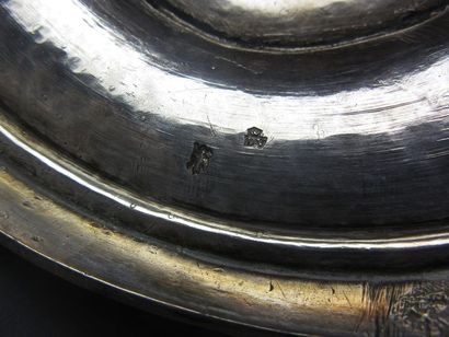 PAIRE DE FLAMBEAUX avec des bobèches en argent....