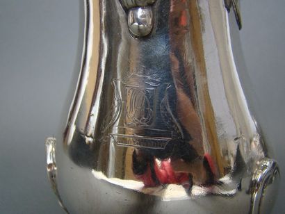 CAFETIERE en laiton argenté. Probablement...