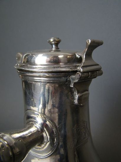 CAFETIERE en laiton argenté. Probablement...