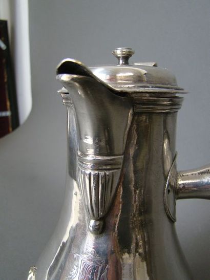 CAFETIERE en laiton argenté. Probablement...