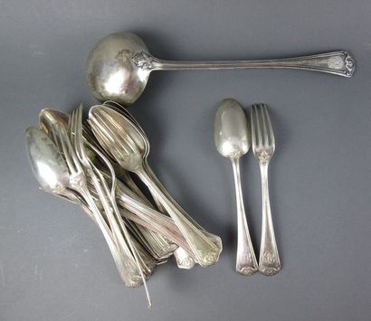 SERIE DE DOUZE COUVERTS DE TABLE ET UNE LOUCHE...