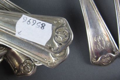 SERIE DE DOUZE COUVERTS DE TABLE ET UNE LOUCHE...