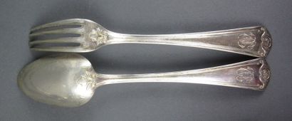 SERIE DE DOUZE COUVERTS DE TABLE ET UNE LOUCHE...