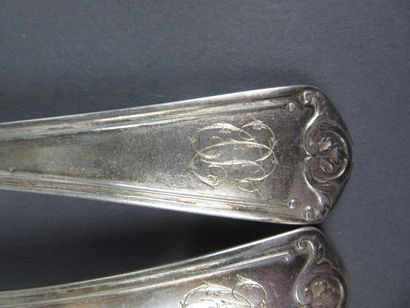 SERIE DE DOUZE COUVERTS DE TABLE ET UNE LOUCHE...