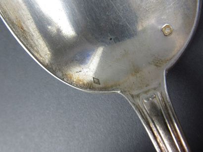 SERIE DE DOUZE COUVERTS DE TABLE ET UNE LOUCHE...
