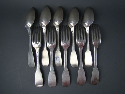 SERIE DE CINQ COUVERTS DE TABLE, UNE FOURCHETTE...