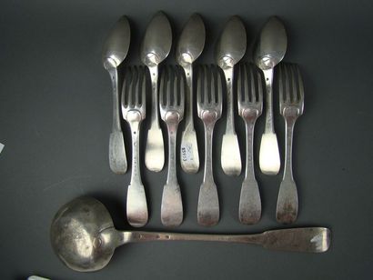 SERIE DE CINQ COUVERTS DE TABLE, UNE FOURCHETTE...