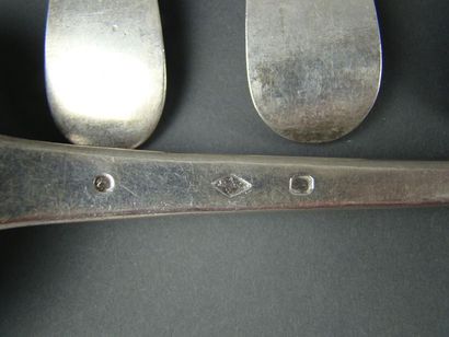 SERIE DE CINQ COUVERTS DE TABLE, UNE FOURCHETTE...