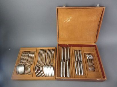 MENAGERE (42 pièces) en argent. PARIS, DOUTRE...