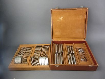 MENAGERE (42 pièces) en argent. PARIS, DOUTRE...