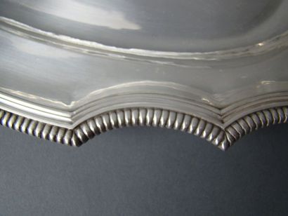 PLAT OVALE en argent. PARIS, orfèvre A.F.,...