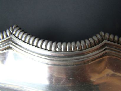PLAT OVALE en argent. PARIS, orfèvre A.F.,...