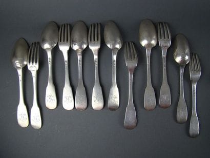 ENSEMBLE DE SIX COUVERTS DE TABLE en argent....