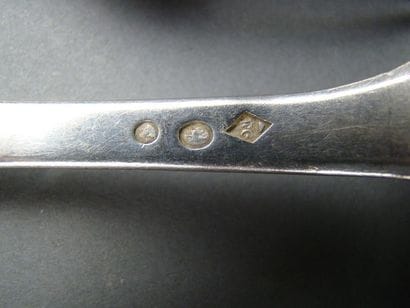 ENSEMBLE DE SIX COUVERTS DE TABLE en argent....