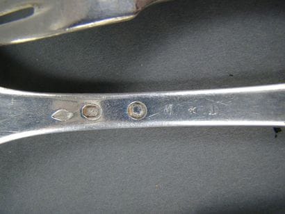ENSEMBLE DE SIX COUVERTS DE TABLE en argent....