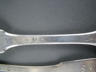 ENSEMBLE DE SIX COUVERTS DE TABLE en argent....