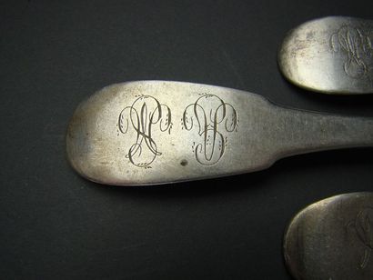 SERIE DE NEUF COUVERTS DE TABLE ET UNE CUILLER...