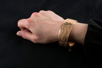 Bracelet manchette ouvrant en or jaune au...