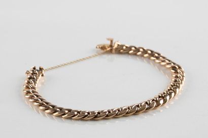 Bracelet en or jaune maille gourmette. Fermoir...