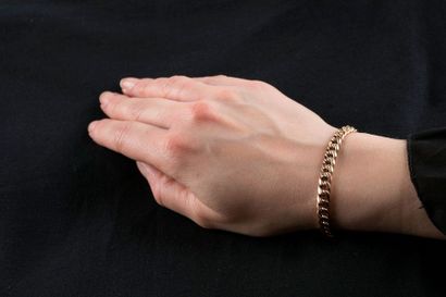 Bracelet en or jaune maille gourmette. Fermoir...