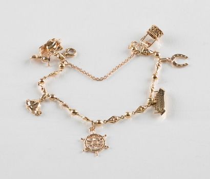 Bracelet en or jaune, composé de motifs losangés...