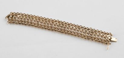 Bracelet souple en or jaune retenant au centre...