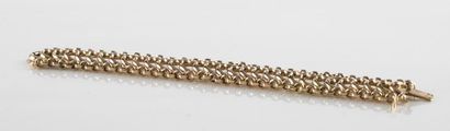 Bracelet souple en or jaune retenant au centre...