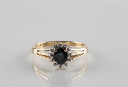 Bague en or jaune et or gris de forme marguerite...