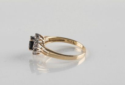 Bague en or jaune et or gris de forme marguerite...