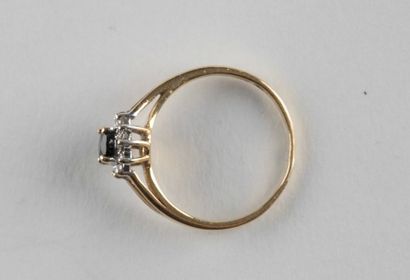 Bague en or jaune et or gris de forme marguerite...