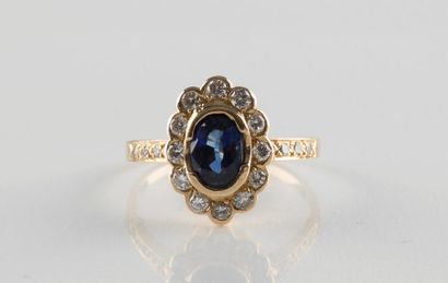Bague or jaune ornée au centre d'un saphir...