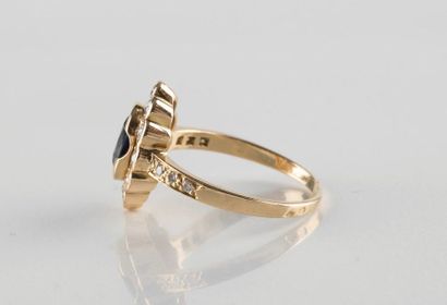 Bague or jaune ornée au centre d'un saphir...