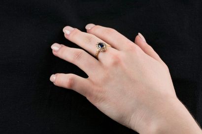 Bague or jaune ornée au centre d'un saphir...